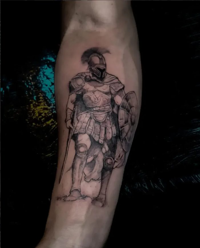 Guerreiro romano — tatuagem realista em preto e cinza