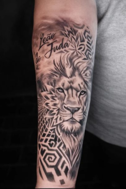 Leão de Judá — tatuagem em preto e cinza com mandala