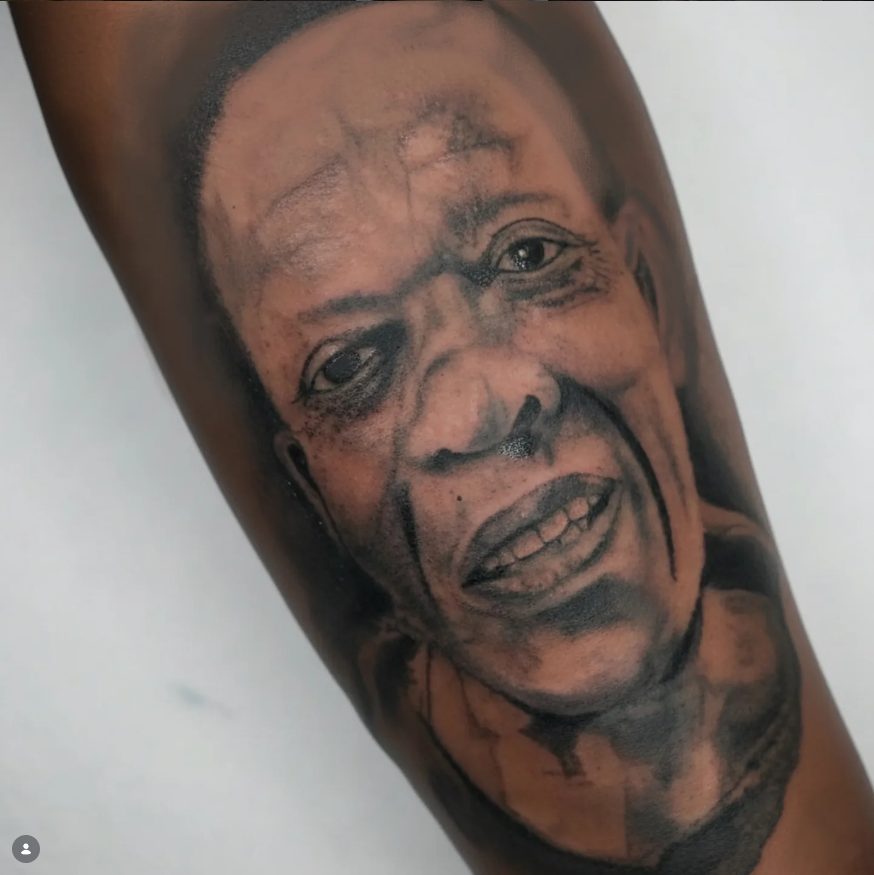 Retrato realista em tatuagem