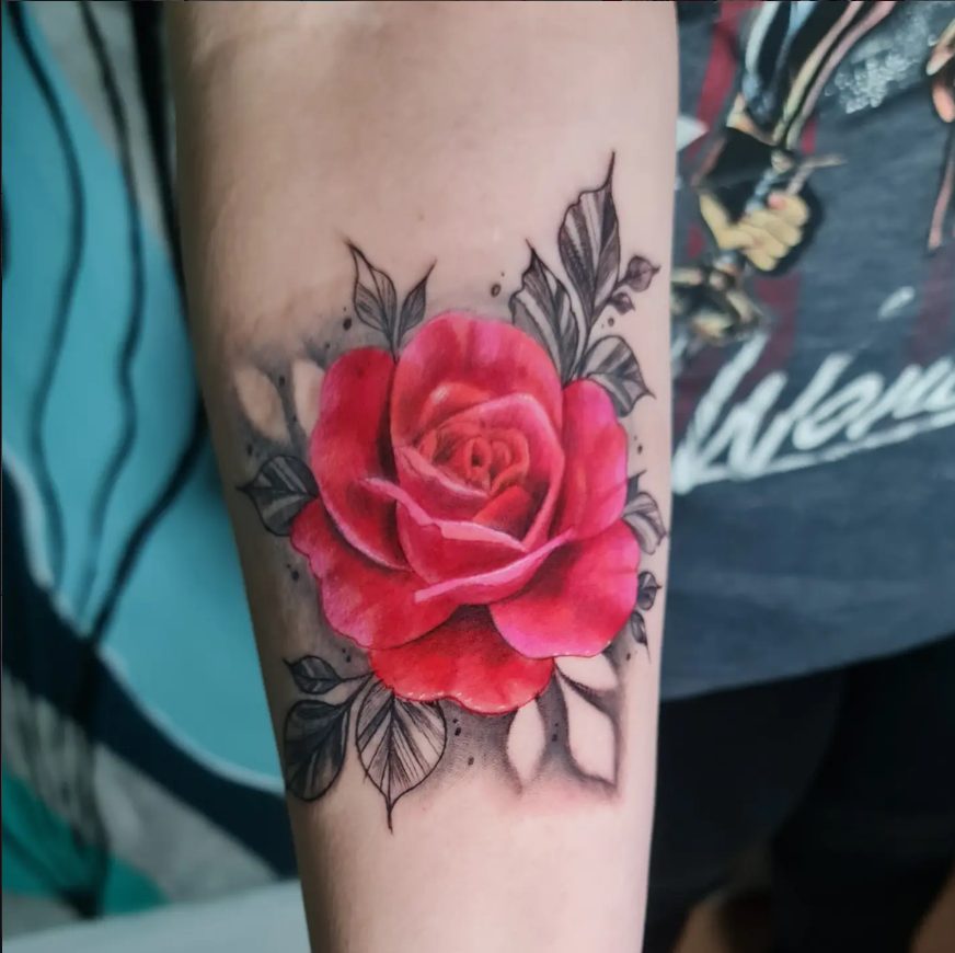 Rosa realista colorida com folhas em preto e cinza