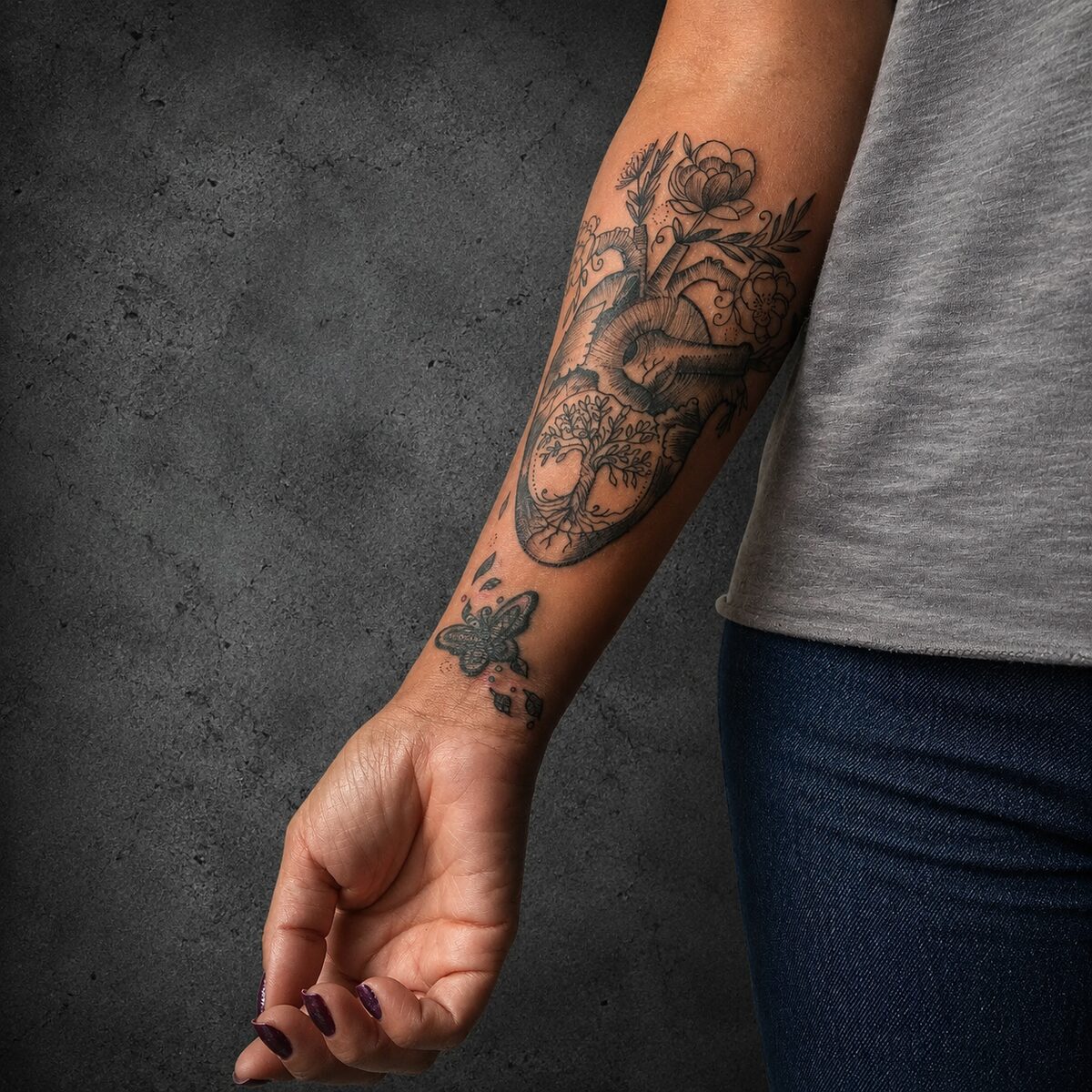Tatuagem de coração anatômico com flores, fine line